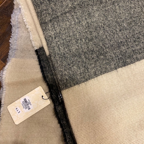 Scarf or blanket - Picture 2 of 3